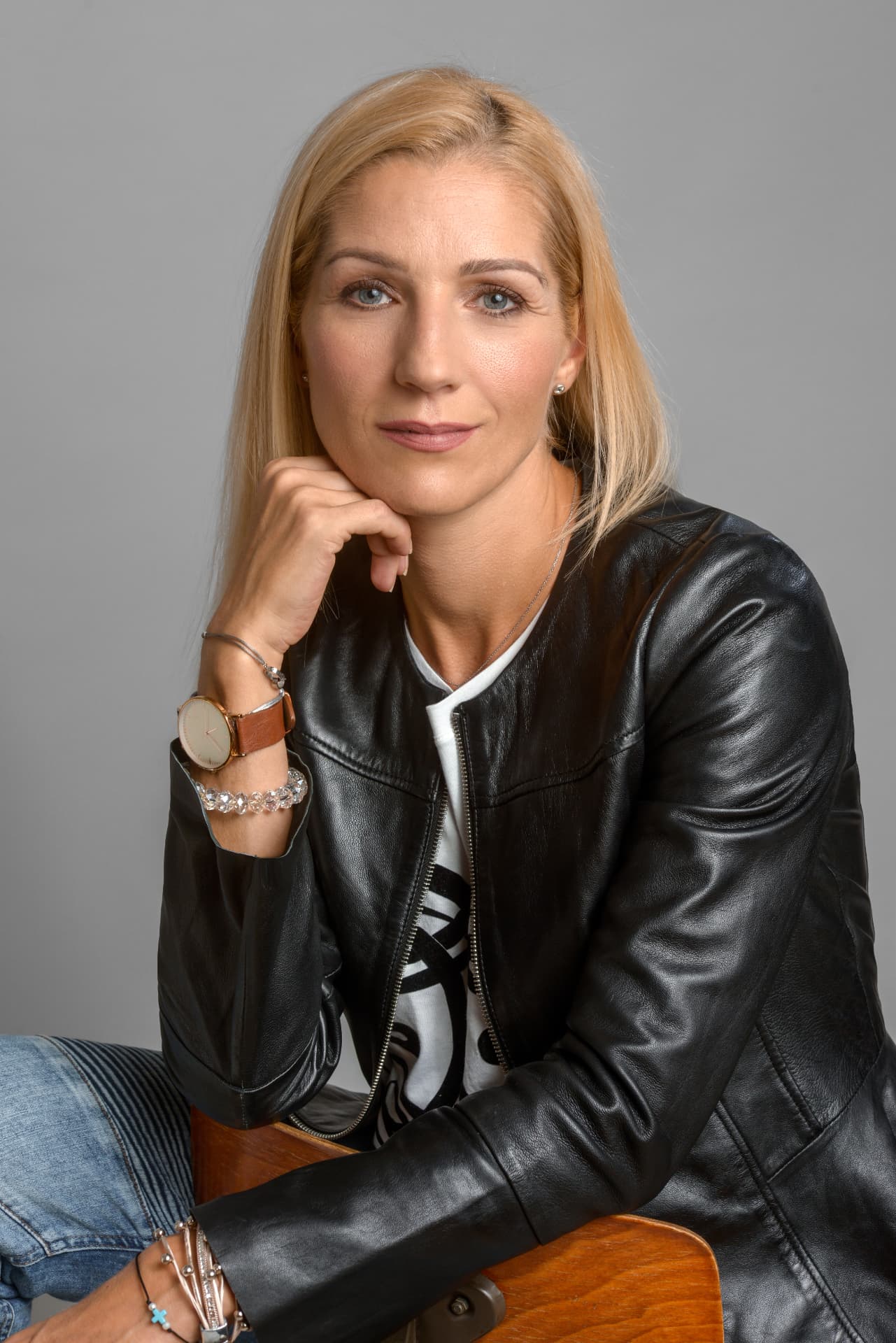 Fodor Anita fekete bőrdzsekiben, semleges háttér előtt